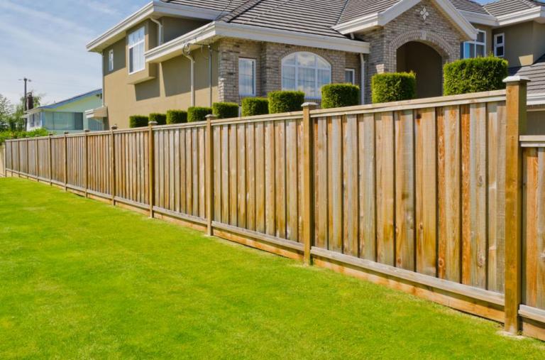 Faut-il installer une clôture à Bruz avant d'aménager son jardin ?